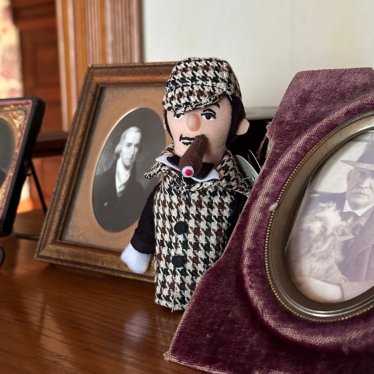 Holmes Finger Puppet & Magnet